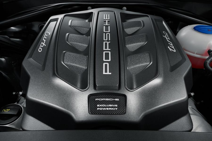 Моторный отсек Porsche Macan Turbo Performance Package 2016 года  (фото 11 из 25)